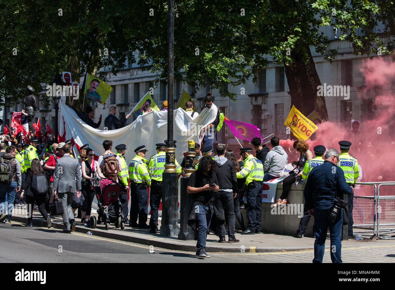 Londra, Regno Unito. 15 Maggio, 2018. YPG curda sostenitori protesta a Whitehall contro la visita di Stato nel Regno Unito dal Presidente turco Recep Tayyip Erdoğan. Il Presidente turco è stato dato un tappeto rosso benvenuto a Downing Street dal Primo Ministro Theresa Maggio. Credito: Mark Kerrison/Alamy Live News Foto Stock