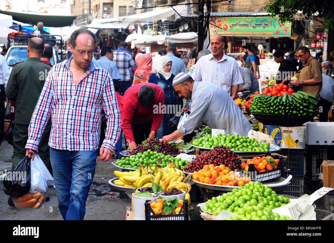 Damasco, Siria. 15 Maggio, 2018. Popolo siriano shop vari cibi per il musulmano prossimo mese sacro del Ramadan, in Damasco, Siria, 15 maggio 2018. Credito: Ammar Safarjalani/Xinhua/Alamy Live News Foto Stock