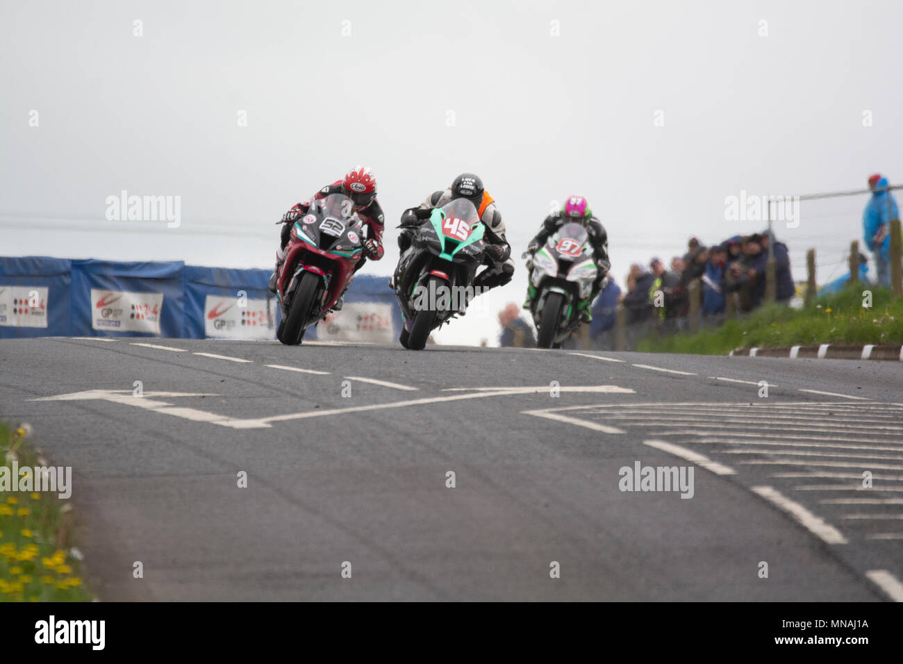 Ortrush Irlanda del Nord.martedì 15 maggio 2018. La pratica di gara per NW 200. James Cowton (52), Nadieh Schoots (45) e Seamus Elliott (97) battaglia per la posizione durante la Superbike sessione pratica. Foto Stock