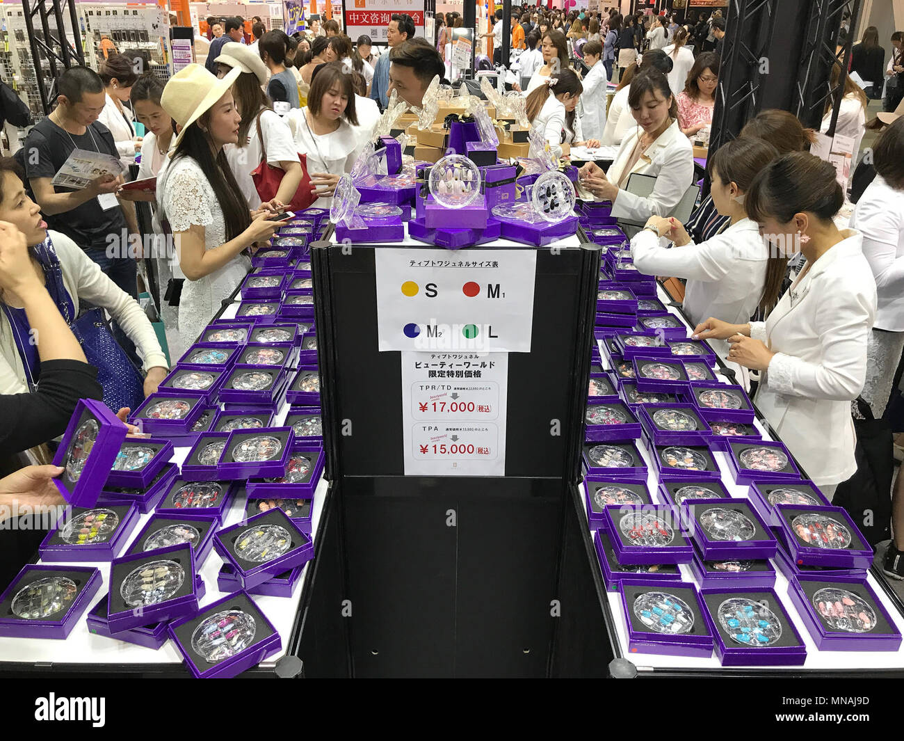 Tokyo Giappone, Giappone. 15 Maggio, 2018. Beautyworld 2018 a Tokyo in Giappone, il Beautyworld 2018 è un chiodo forum dove gli acquirenti e tutta la bellezza affari si riuniscono per vedere le ultime tendenze, tecniche e dei prodotti nel mercato dei saloni di bellezza e di altre imprese. La mostra è sponsorizzata dal Ministero dell'Economia, del Commercio e dell'industria del Giappone, Giappone turismo e il Governo Metropolitano di Tokyo. Foto: Ramiro Agustin Vargas Tabares credito: credito: /ZUMA filo/Alamy Live News Foto Stock