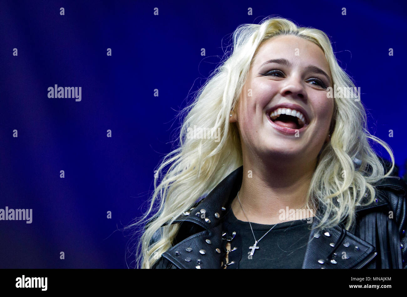 Pittsburgh, Pennsylvania, USA. 15 Maggio, 2018. "L'idolo americano" finalista Gabby Barrett esegue per i fan al di fuori del casino di fiumi, Pittsburgh. Lo spettacolo del vincitore verrà determinata durante un due-notte finale a partire da questa domenica. Barrett risiede nelle vicinanze di borough Munhall. Max Petrosky/Alamy Live News Foto Stock