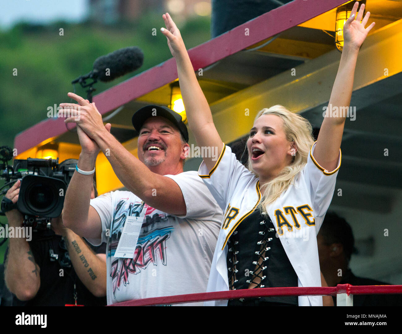 Pittsburgh, Pennsylvania, USA. 15 Maggio, 2018. "L'idolo americano" finalista Gabby Barrett prende in uno spettacolo di fuochi d'artificio a fianco di suo padre Blaise dopo un concerto al di fuori del casino di fiumi, Pittsburgh. Lo spettacolo del vincitore verrà determinata durante un due-notte finale a partire da questa domenica. Barrett risiede nelle vicinanze di borough Munhall. Max Petrosky/Alamy Live News Foto Stock