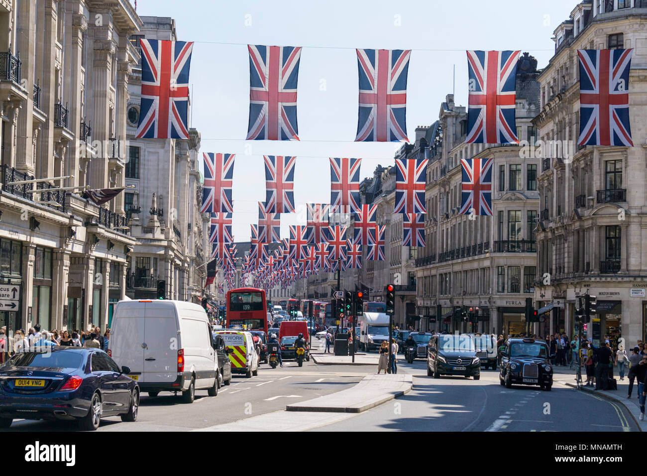 Union Jack appendere bandiere in Regent Street, Londra centrale in preparazione per il royal wedding del principe Harry e Meghan Markle Credito: goccia di inchiostro/Alamy Live News Foto Stock