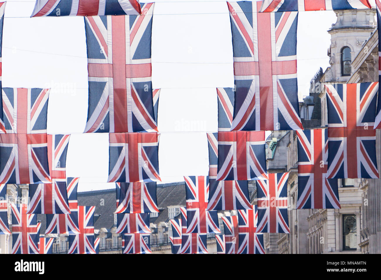 Union Jack appendere bandiere in Regent Street, Londra centrale in preparazione per il royal wedding del principe Harry e Meghan Markle Credito: goccia di inchiostro/Alamy Live News Foto Stock