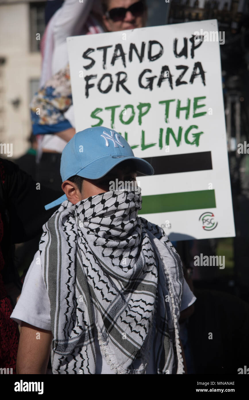Londra, Regno Unito. 16 maggio 2018. Centinaia di manifestanti, proteste del massacro di protestor palestinese nella Striscia di Gaza dagli israeliani esercito il giorno noi si spostano la sede della sua ambasciata a Gerusalemme al di fuori di Downing Street il 15 maggio 2018, Londra, Regno Unito. Credito: Vedere Li/Alamy Live News Foto Stock