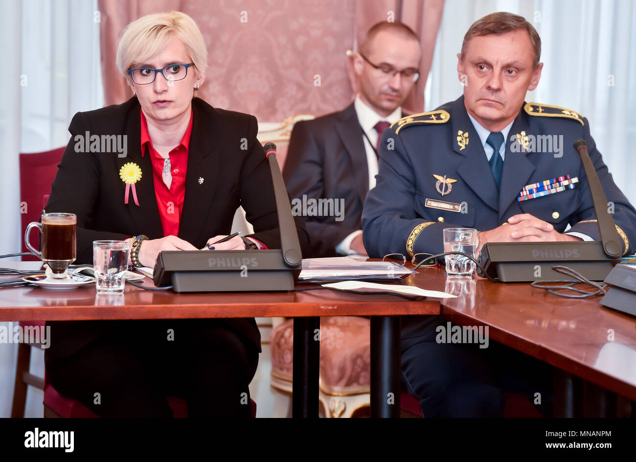 Praga, Repubblica Ceca. 16 Maggio, 2018. Il Ministro della difesa di Karla Slechtova, sinistra e Vice Capo del Personale Jiri Verner presenziare alla riunione del Senato per gli affari esteri, la difesa e la sicurezza comitato di occuparsi con relazione dei servizi segreti su Novichok agente ha lavorato per il Presidente Zeman, nel Palazzo Kolowrat, Praga, Repubblica Ceca, su Wendesday, 16 maggio 2018. Credito: Vit Simanek/CTK foto/Alamy Live News Foto Stock