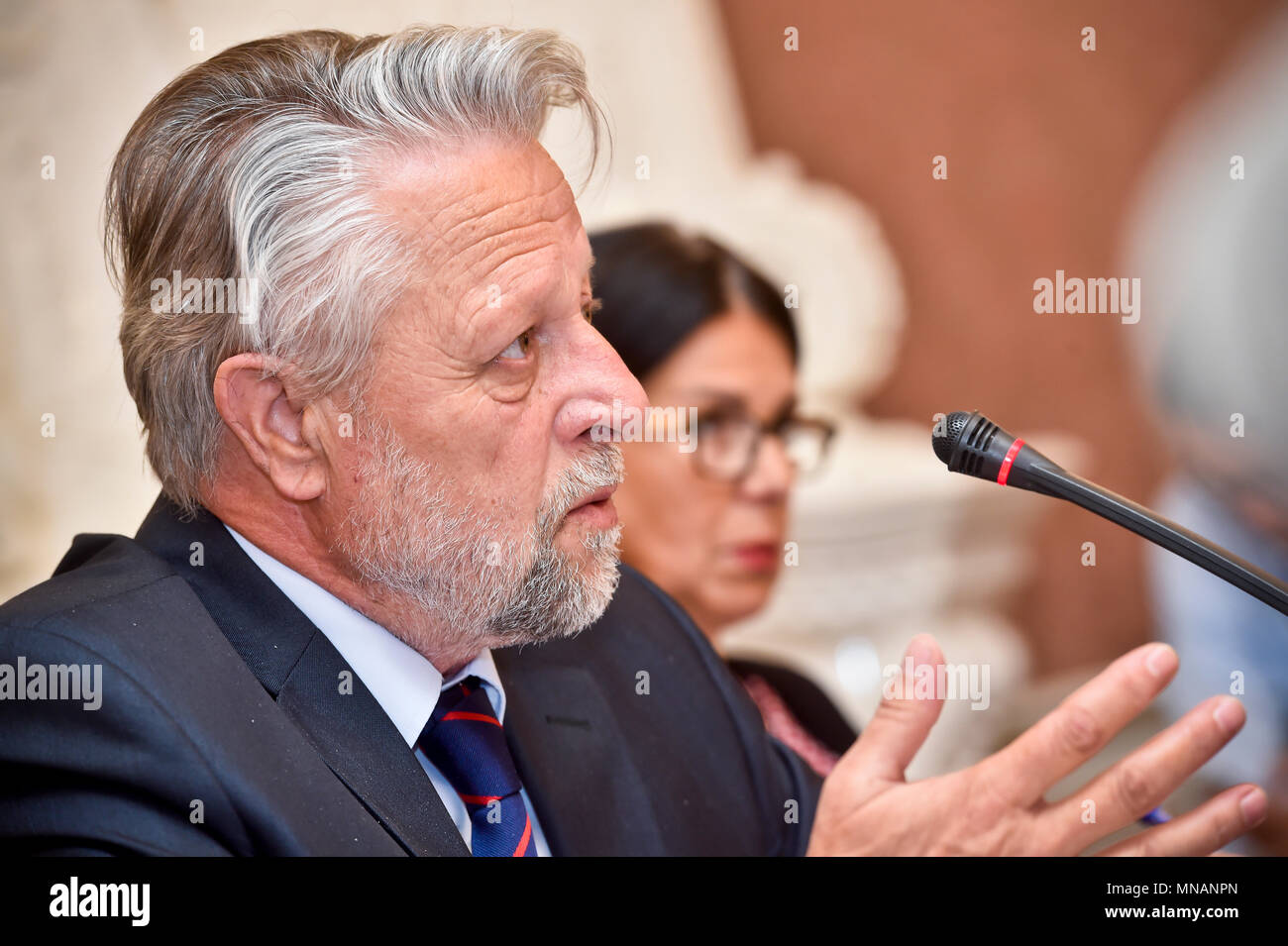Praga, Repubblica Ceca. 16 Maggio, 2018. Presidente del Senato per gli affari esteri, la difesa e la sicurezza comitato Frantisek Bublan parla durante la riunione a trattare con la relazione dei servizi segreti su Novichok agente ha lavorato per il Presidente Zeman, nel Palazzo Kolowrat, Praga, Repubblica Ceca, su Wendesday, 16 maggio 2018. Credito: Vit Simanek/CTK foto/Alamy Live News Foto Stock