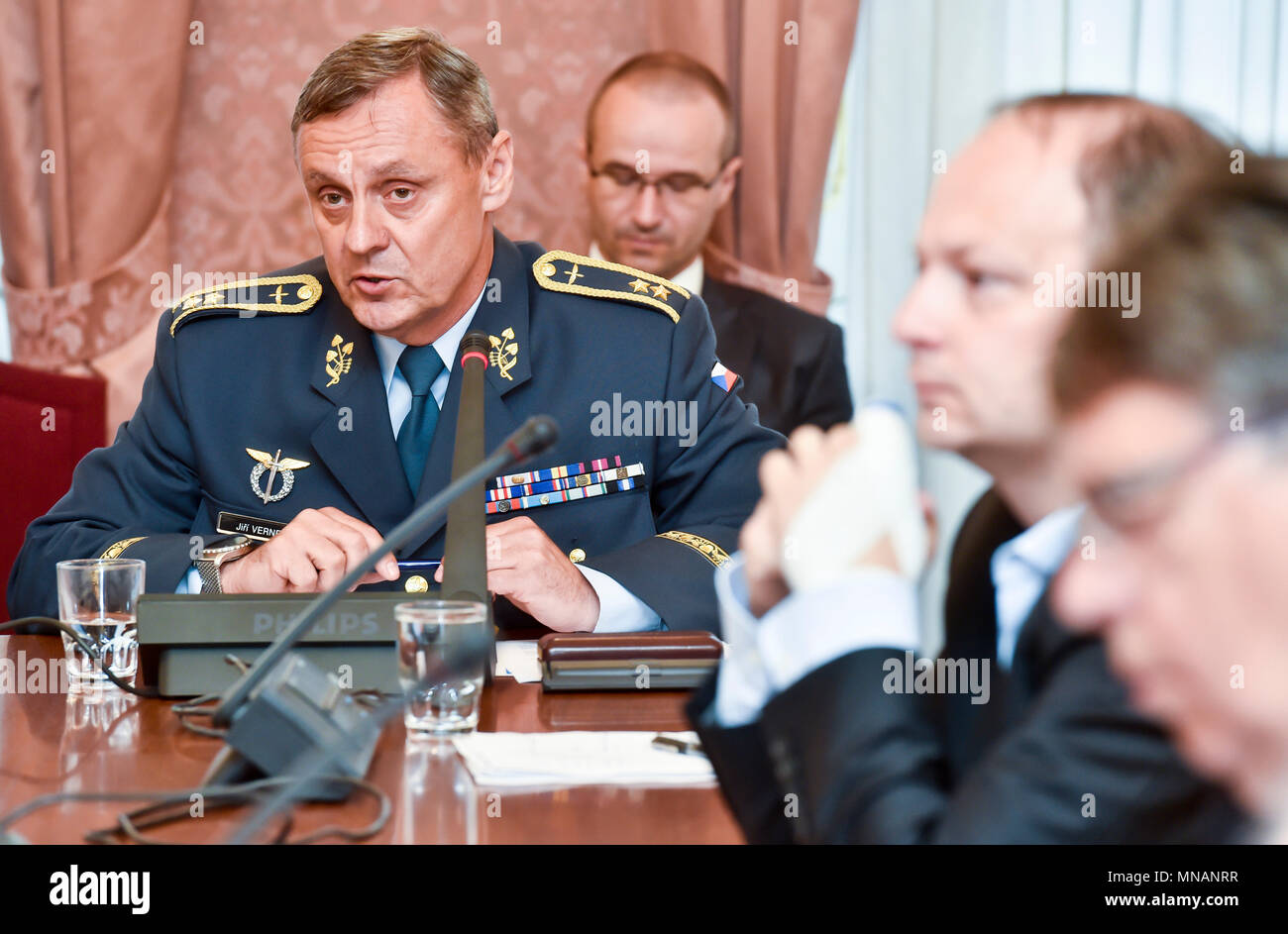 Praga, Repubblica Ceca. 16 Maggio, 2018. Vice Direttore Generale del Personale - Direttore del Centro operativo comune Jiri Verner partecipa alla riunione del Senato per gli affari esteri, la difesa e la sicurezza comitato di occuparsi con relazione dei servizi segreti su Novichok agente ha lavorato per il Presidente Zeman, nel Palazzo Kolowrat, Praga, Repubblica Ceca, su Wendesday, 16 maggio 2018. Credito: Vit Simanek/CTK foto/Alamy Live News Foto Stock