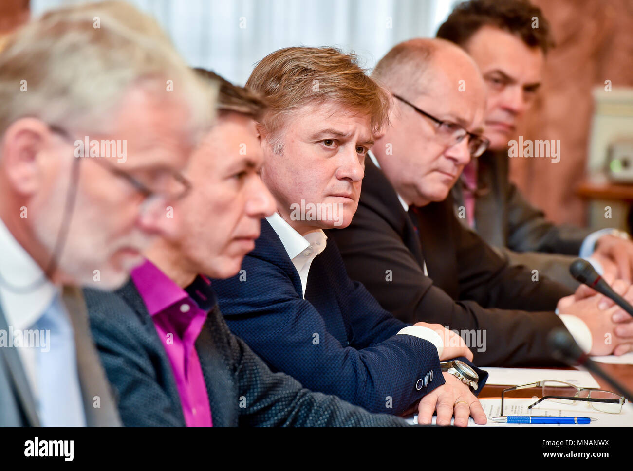Praga, Repubblica Ceca. 16 Maggio, 2018. Senatori (da sinistra) Tomas Jirsa, Patrik Kuncar, Jan Sobotka, Ladislav Vaclavec e Tomas Czernin presenziare alla riunione del Senato per gli affari esteri, la difesa e la sicurezza comitato di occuparsi con relazione dei servizi segreti su Novichok agente ha lavorato per il Presidente Zeman, nel Palazzo Kolowrat, Praga, Repubblica Ceca, su Wendesday, 16 maggio 2018. Credito: Vit Simanek/CTK foto/Alamy Live News Foto Stock