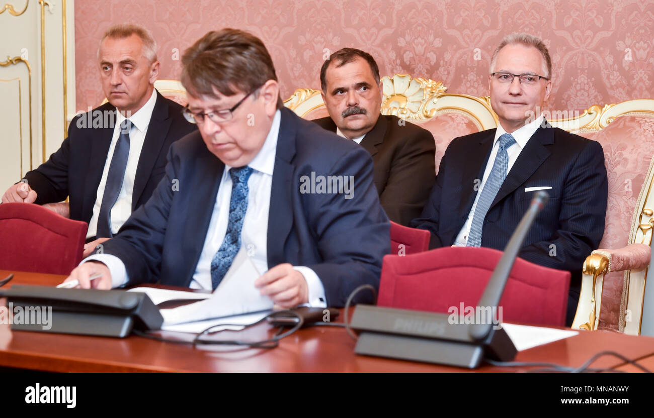 Praga, Repubblica Ceca. 16 Maggio, 2018. (Da sinistra) Jiri Jurik dal Ministero della Difesa, il senatore Lubomir Franc, ceco di intelligence militare Vice Direttore Libor Jilek e il ceco Counter-intelligence (BIS) capo Michal Koudelka presenziare alla riunione del Senato per gli affari esteri, la difesa e la sicurezza comitato di occuparsi con relazione dei servizi segreti su Novichok agente ha lavorato per il Presidente Zeman, nel Palazzo Kolowrat, Praga, Repubblica Ceca, su Wendesday, 16 maggio 2018. Credito: Vit Simanek/CTK foto/Alamy Live News Foto Stock