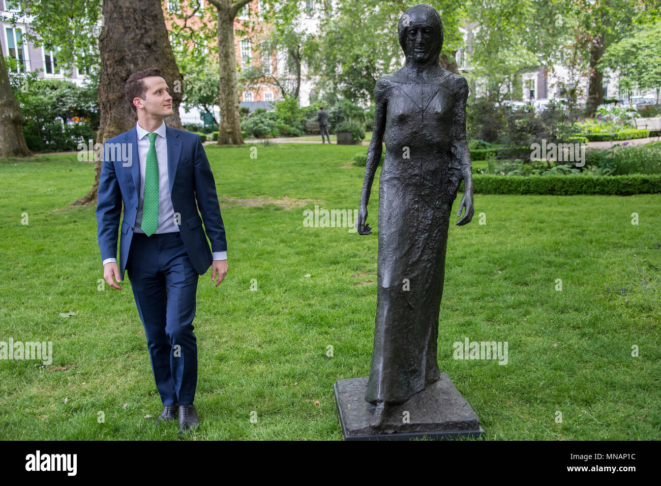 Londra, Regno Unito. 16 maggio 2018. Dame Elisabeth Frink, Passeggiate Madonna, 1981 - Christie's presenterà 'Sculpture nella piazza di' un giardino di sculture insieme all'interno di St James's Square, Londra, in vista del pubblico dal 17 maggio al 20 giugno 2018. Credito: Guy Bell/Alamy Live News Foto Stock