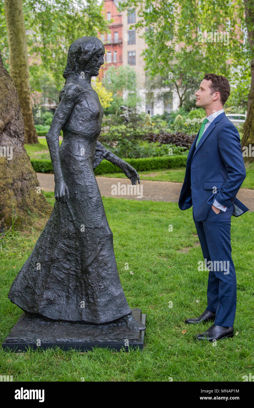 Londra, Regno Unito. 16 maggio 2018. Dame Elisabeth Frink, Passeggiate Madonna, 1981 - Christie's presenterà 'Sculpture nella piazza di' un giardino di sculture insieme all'interno di St James's Square, Londra, in vista del pubblico dal 17 maggio al 20 giugno 2018. Credito: Guy Bell/Alamy Live News Foto Stock