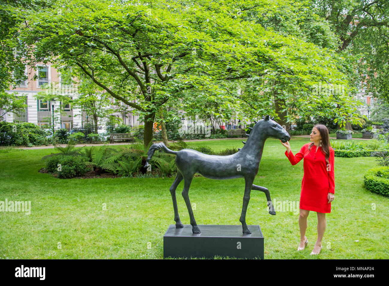 Londra, Regno Unito. 16 maggio 2018. Barry Flanagan, campo Giorno 2 (Kore cavallo), 1987 - Christie's presenterà 'Sculpture nella piazza di' un giardino di sculture insieme all'interno di St James's Square, Londra, in vista del pubblico dal 17 maggio al 20 giugno 2018. Credito: Guy Bell/Alamy Live News Foto Stock