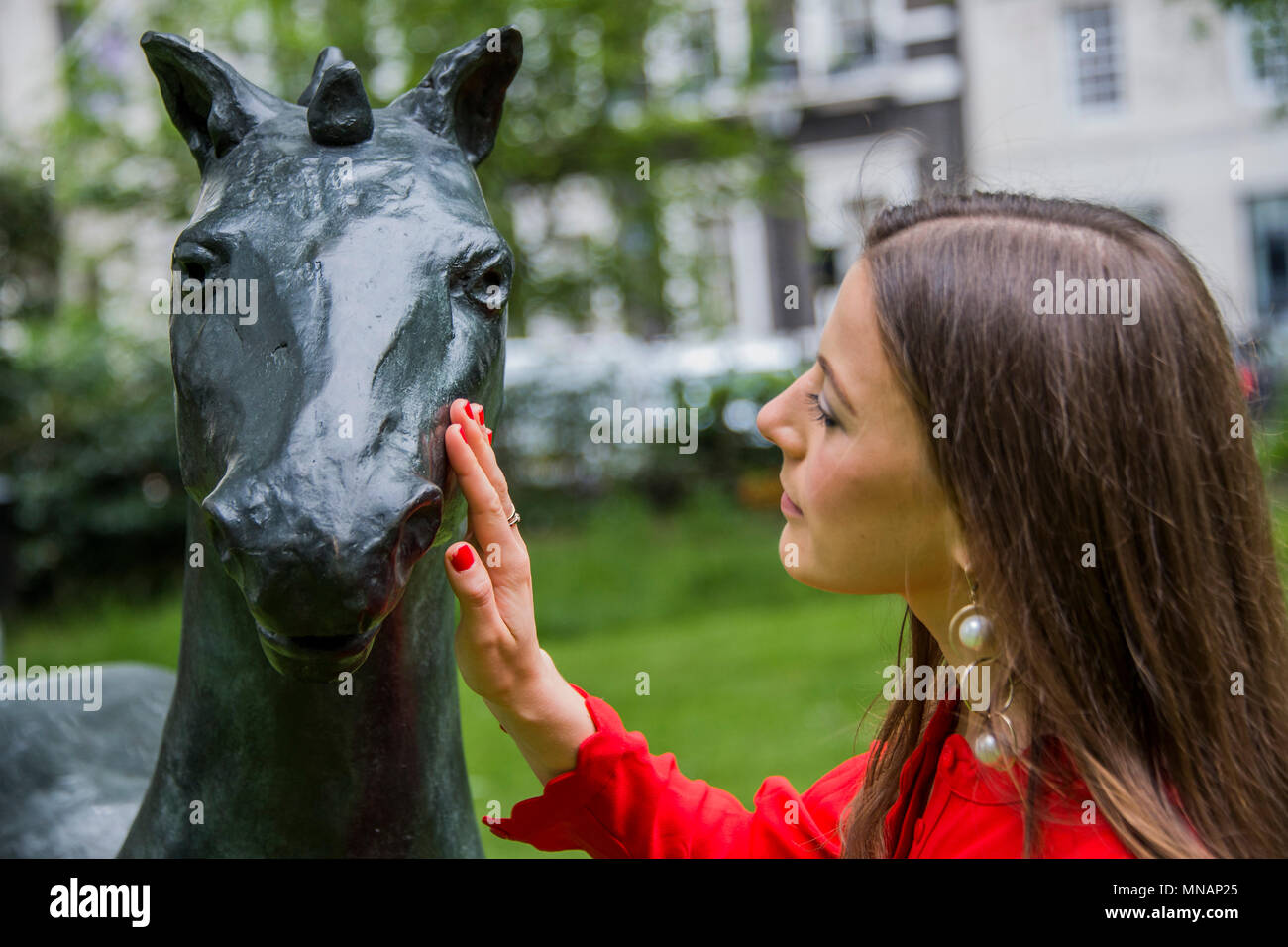 Londra, Regno Unito. 16 maggio 2018. Barry Flanagan, campo Giorno 2 (Kore cavallo), 1987 - Christie's presenterà 'Sculpture nella piazza di' un giardino di sculture insieme all'interno di St James's Square, Londra, in vista del pubblico dal 17 maggio al 20 giugno 2018. Credito: Guy Bell/Alamy Live News Foto Stock
