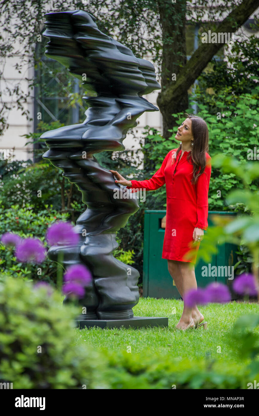 Londra, Regno Unito. 16 maggio 2018. Tony Cragg, Rosso Figura, 2008£250,000-350,000 - Christie's presenterà 'Sculpture nella piazza di' un giardino di sculture insieme all'interno di St James's Square, Londra, in vista del pubblico dal 17 maggio al 20 giugno 2018. Credito: Guy Bell/Alamy Live News Foto Stock