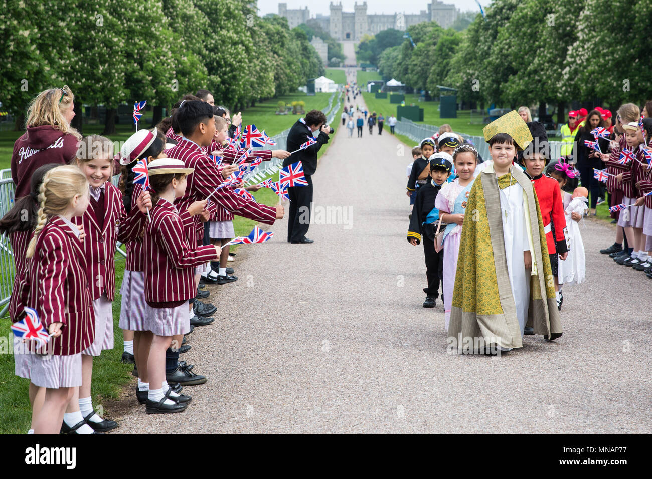 Windsor, Regno Unito. 16 Maggio, 2018. I bambini da scuola Queensmead, appena un tiro di pietra dal percorso per essere preso dal principe Harry e Meghan Markle seguendo il loro matrimonio a alla cappella di San Giorgio, emanare il royal wedding processione in costume sulla lunga passeggiata in Windsor Great Park di fronte al Castello di Windsor. Credito: Mark Kerrison/Alamy Live News Foto Stock