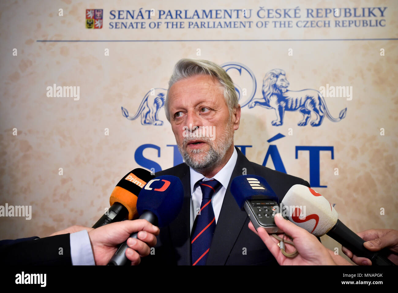 Praga, Repubblica Ceca. 16 Maggio, 2018. Presidente del Senato per gli affari esteri, la difesa e la sicurezza comitato Frantisek Bublan parla con i giornalisti dopo la riunione di trattare con la relazione dei servizi segreti su Novichok agente ha lavorato per il Presidente Zeman, nel Palazzo Kolowrat, Praga, Repubblica Ceca, su Wendesday, 16 maggio 2018. Credito: Vit Simanek/CTK foto/Alamy Live News Foto Stock