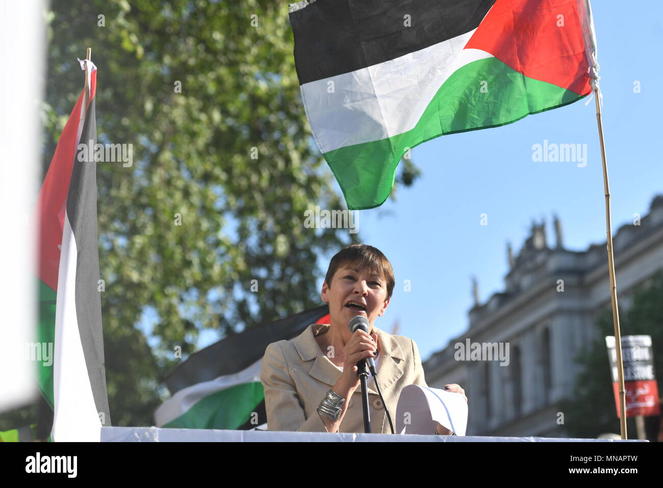 Partito dei Verdi co-leader Caroline Lucas risolve un rally su Whitehall a Londra centrale dopo più di 60 palestinesi sono stati uccisi e circa 2 mila feriti da parte delle forze israeliane durante le proteste di lunedì. Foto Stock