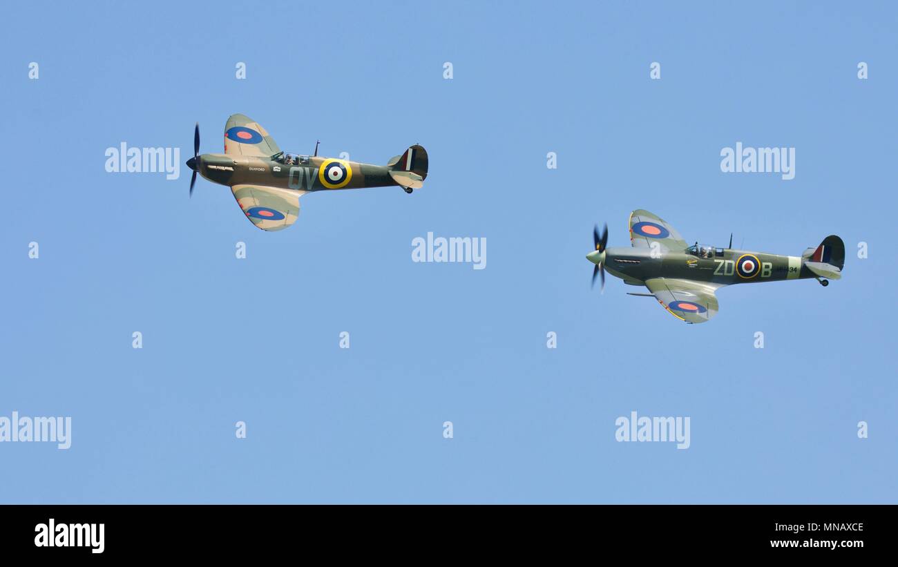 Due Supermarine Spitfires MH434 e N3200 battenti in stretta formazione a Shuttleworth Season premiere, celebrando il centenario della Royal Air Force Foto Stock