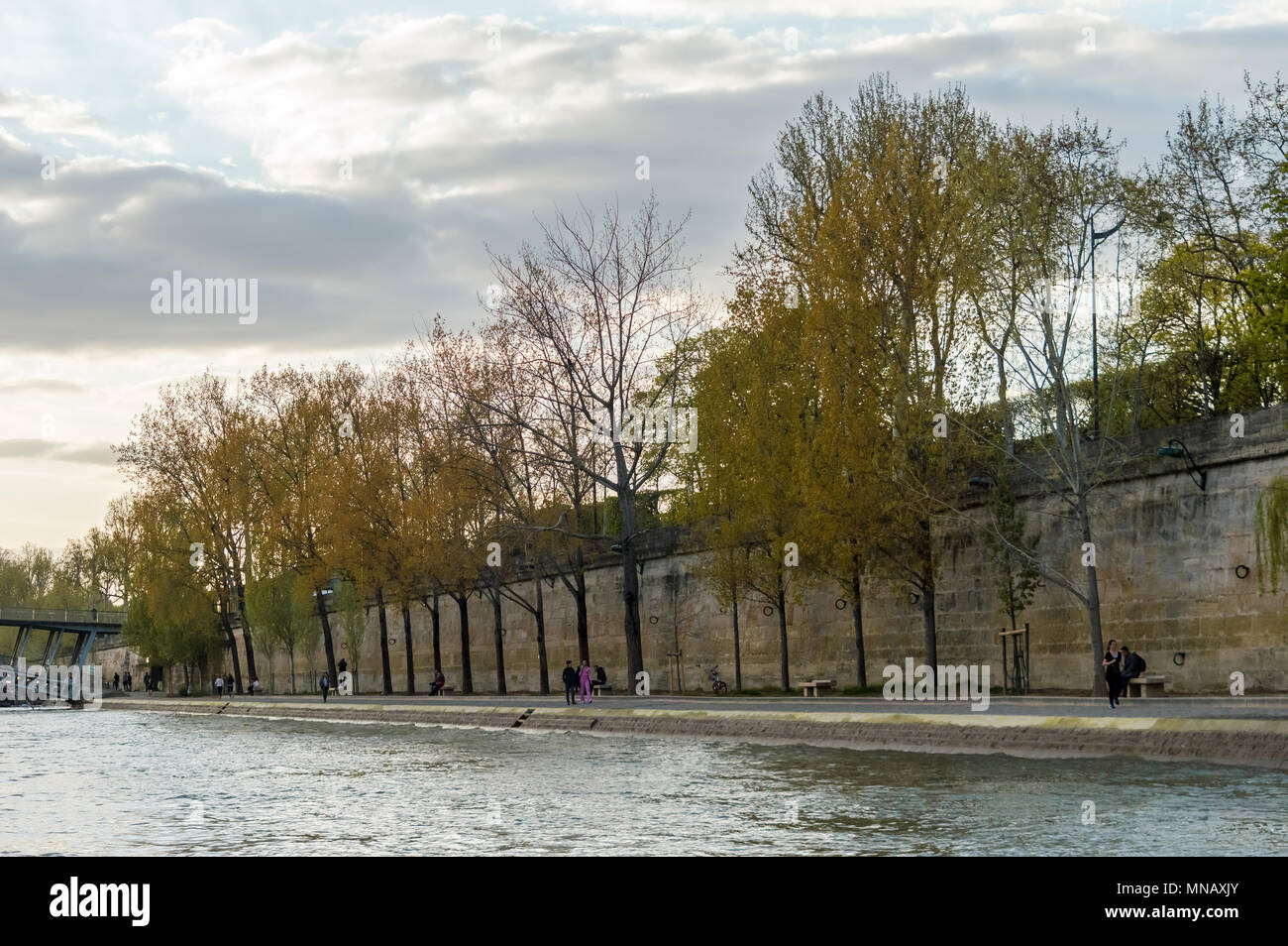 Parigi, Francia - 16 Aprile 2018: la gente a piedi dal fiume Senna, un luogo tradizionale per esercizio e tempo libero Foto Stock