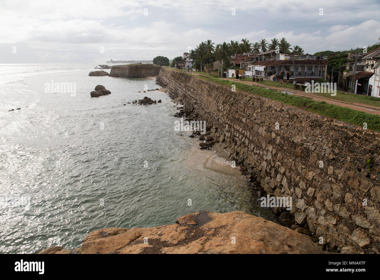 La parete del mare a Galle nello Sri Lanka. I baluardi erano una volta di mura difensive. Foto Stock