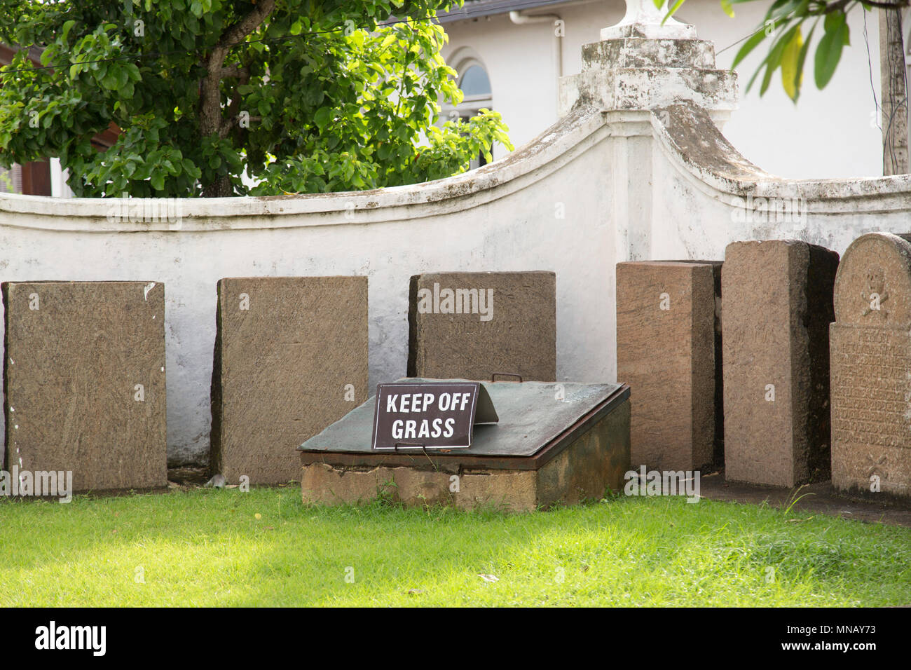Cimitero presso la chiesa olandese riformata a Galle nello Sri Lanka. Un segno membri "Tenere fuori l'erba". Foto Stock