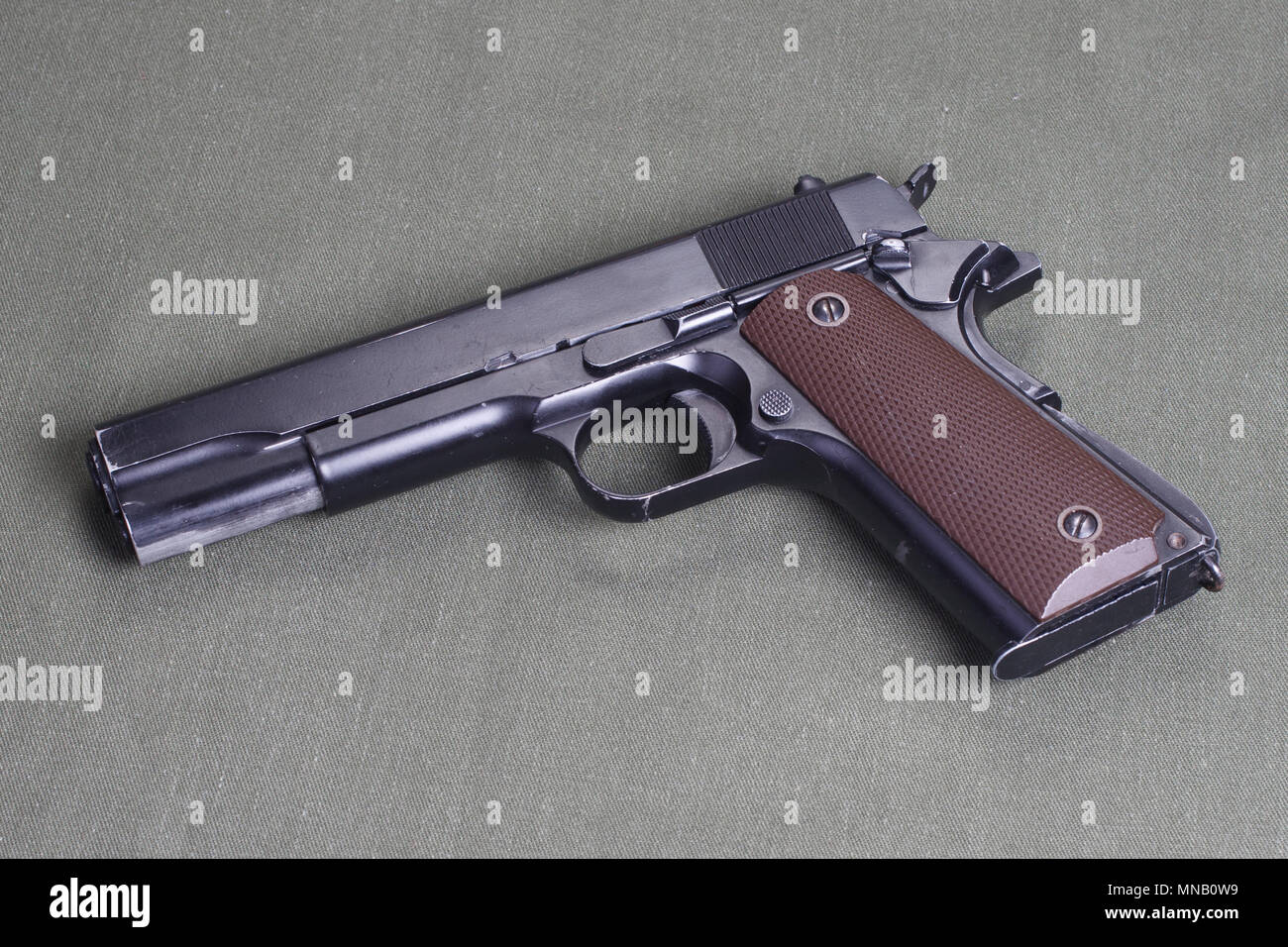 Backgrbackground con governo colt m1911sound con governo colt m1911 Foto Stock