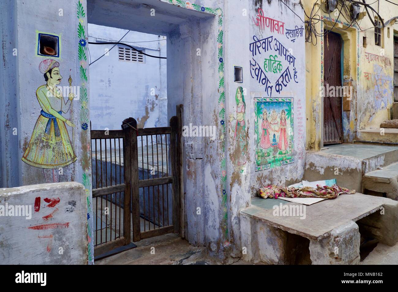 Le porte tradizionali nella santa città indiana di Pushkar, Rajasthan Foto Stock