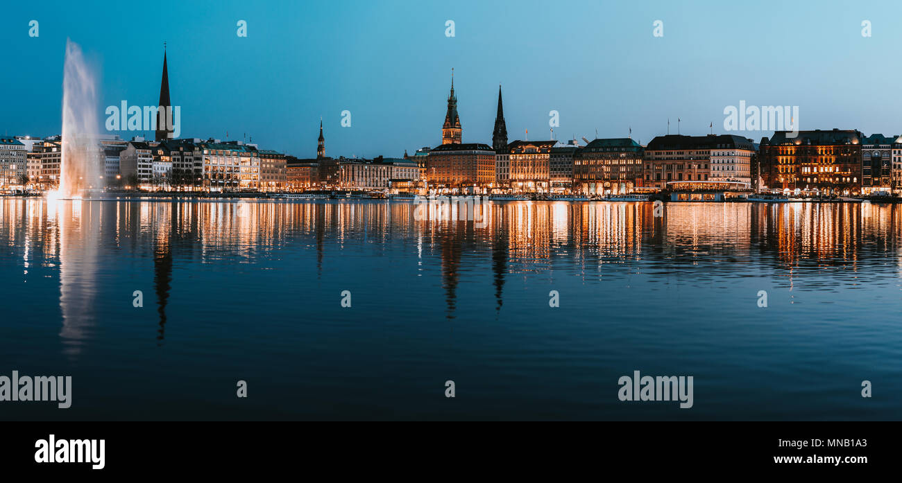 Bella vista panoramica dal municipio di Amburgo - Rathaus e il fiume Alster a molla a guadagnare sera durante l'ora di blu Foto Stock