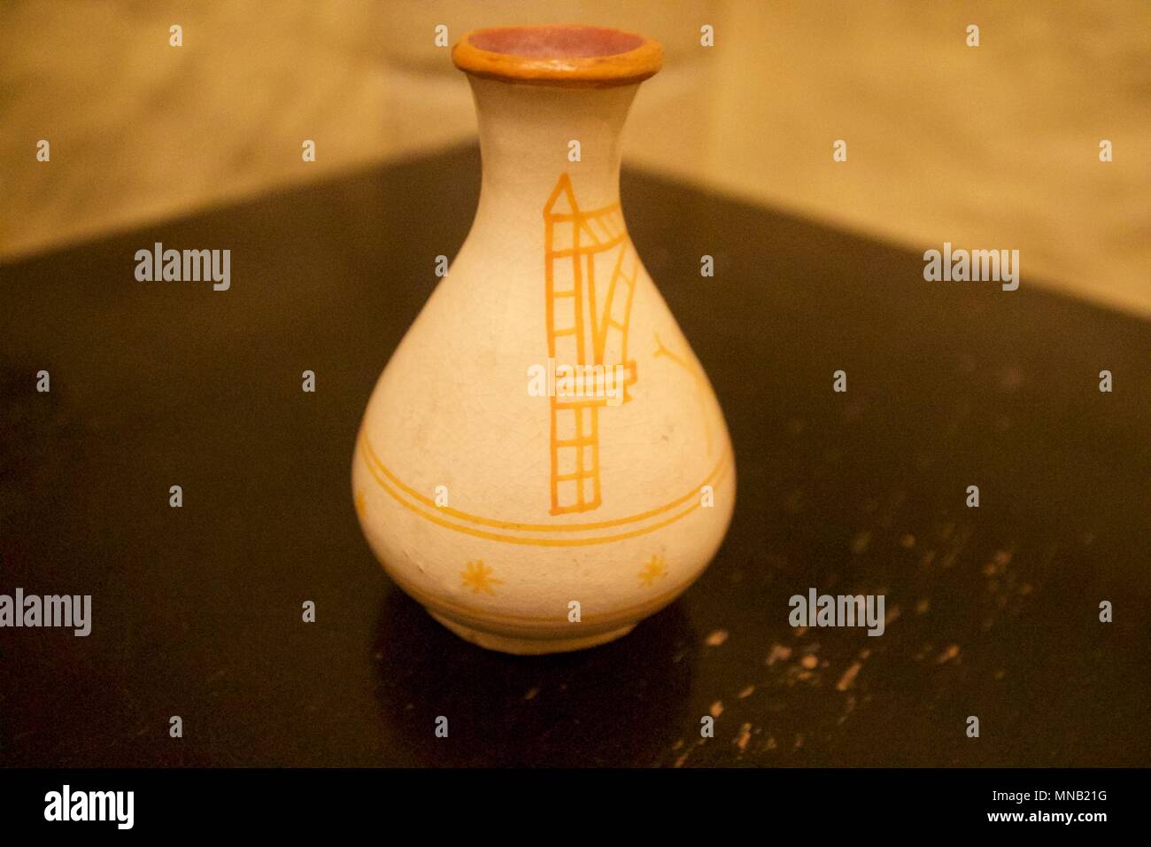 Un piccolo, fatte a mano, decorativo vaso marocchino Foto Stock