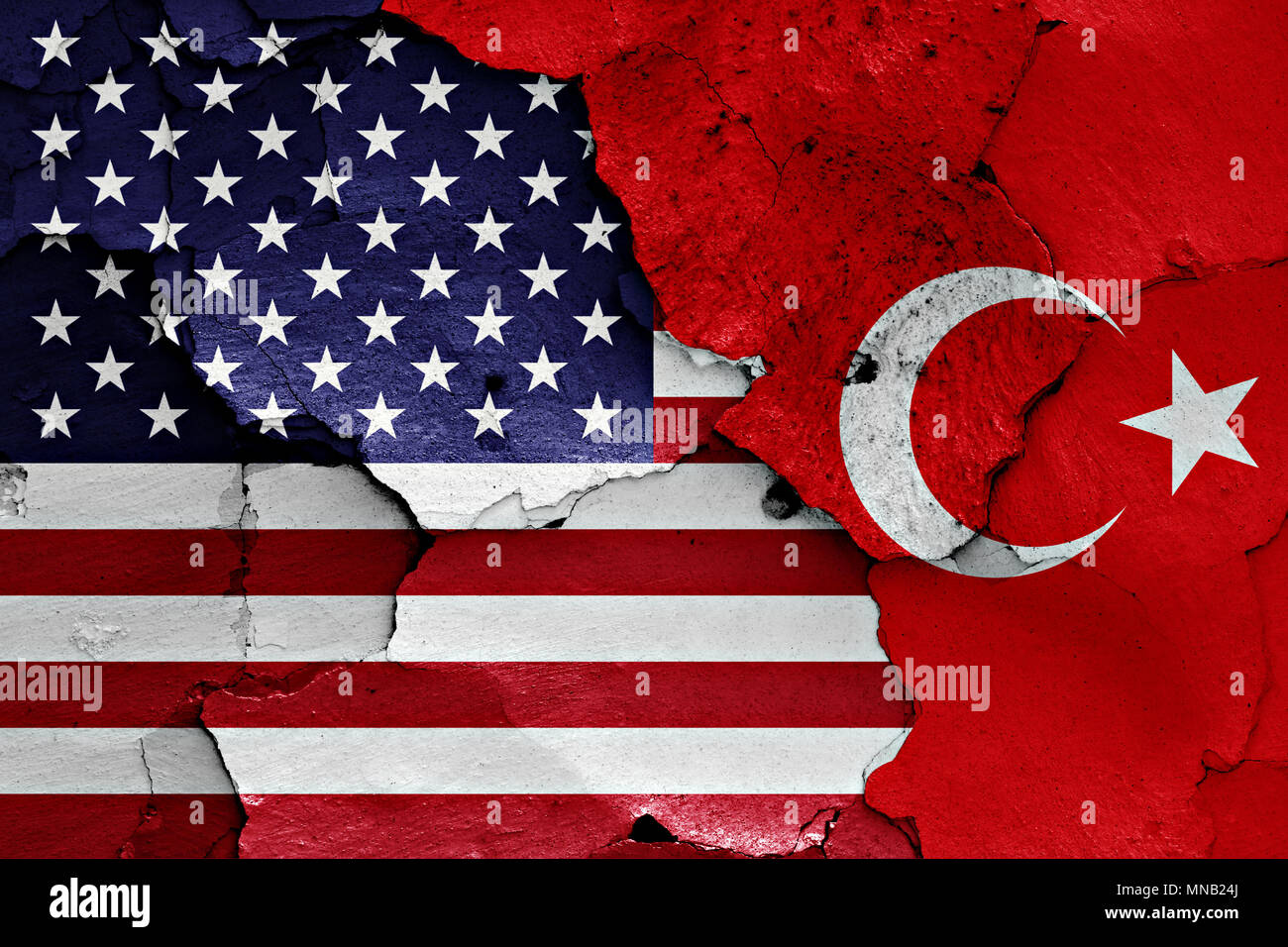 Bandiere di Stati Uniti e Turchia dipinta sulla parete incrinato Foto Stock