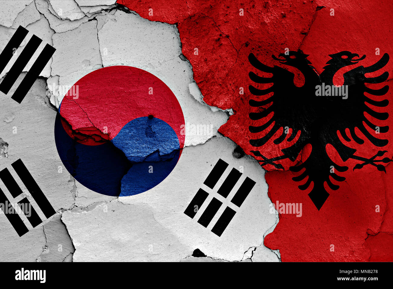 Le bandiere della Corea del Sud e in Albania dipinta sulla parete incrinato Foto Stock