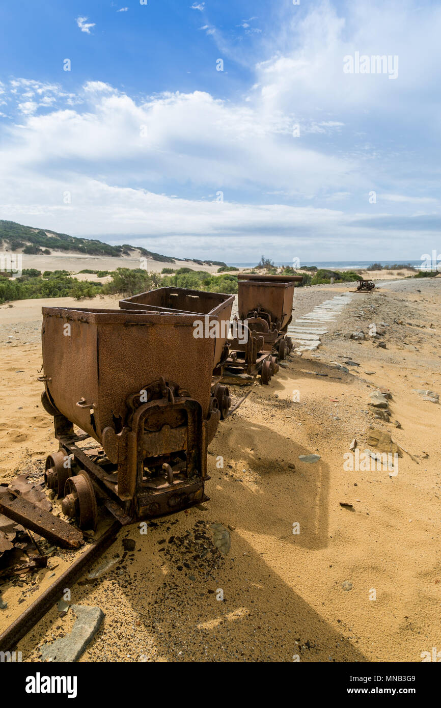 Rusty carrello da miniera su piste abbandonate. Ingortosu Arbus, Sardegna,  Italia Foto stock - Alamy