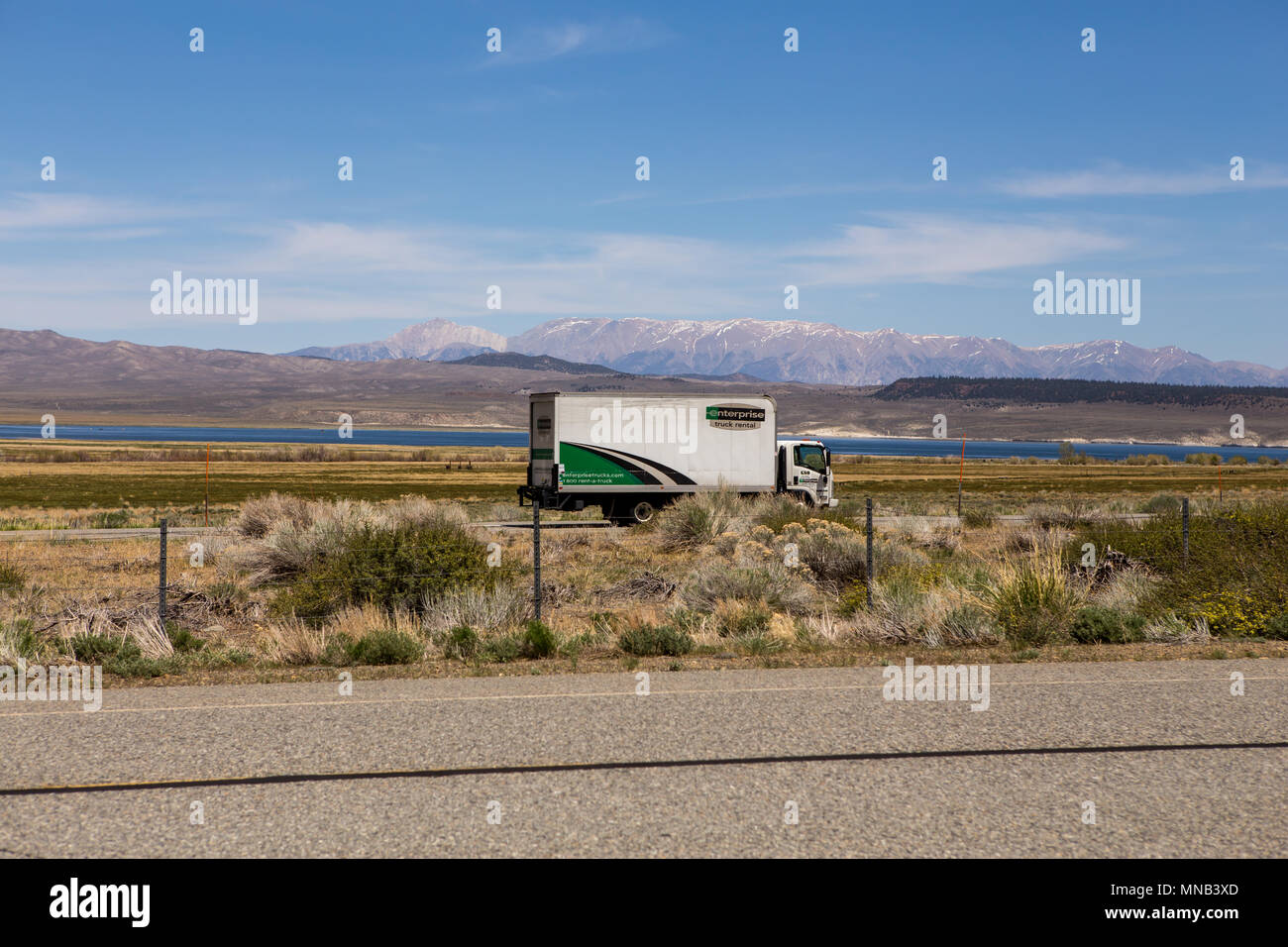 Enterprise camion noleggio sull'autostrada 395 al lago Crowley California USA Foto Stock