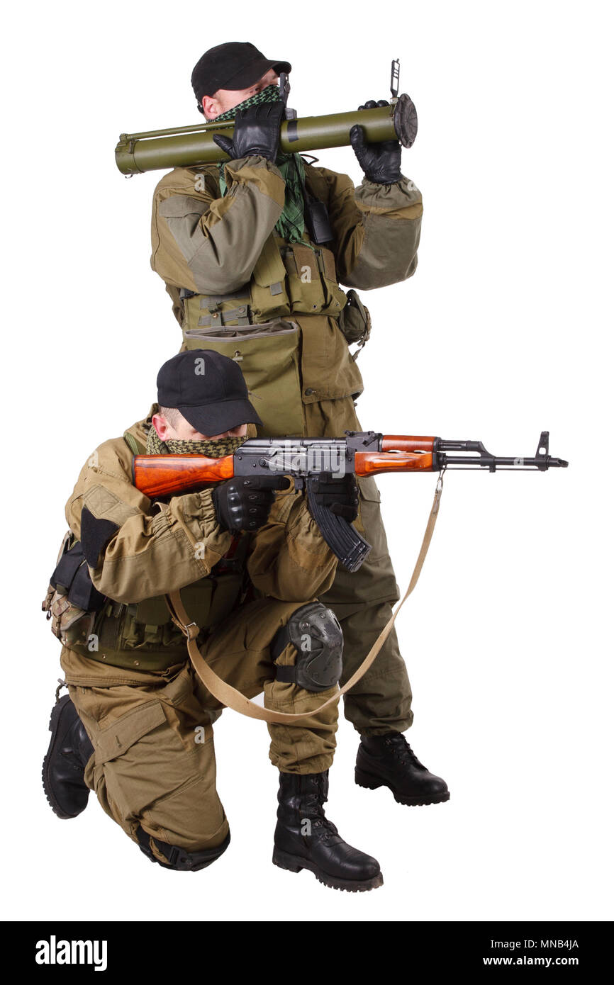 Mercenari con ak 47 e lanciarazzi isolati su sfondo bianco Foto Stock