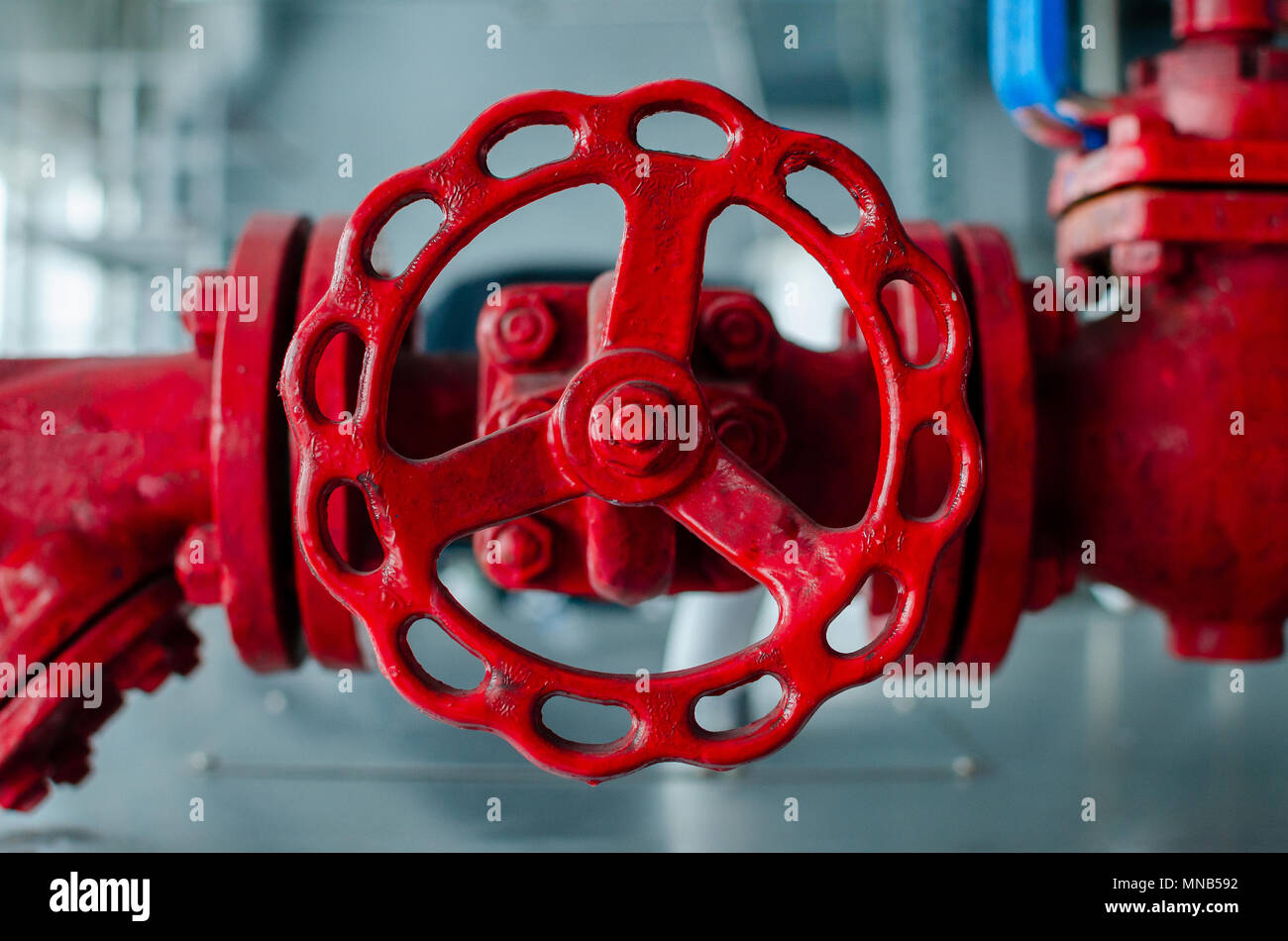 La gru. La tenuta ermetica della valvola di pipeline. Valvola. Rosso. Valvola di arresto dell'acqua di texture. Foto Stock