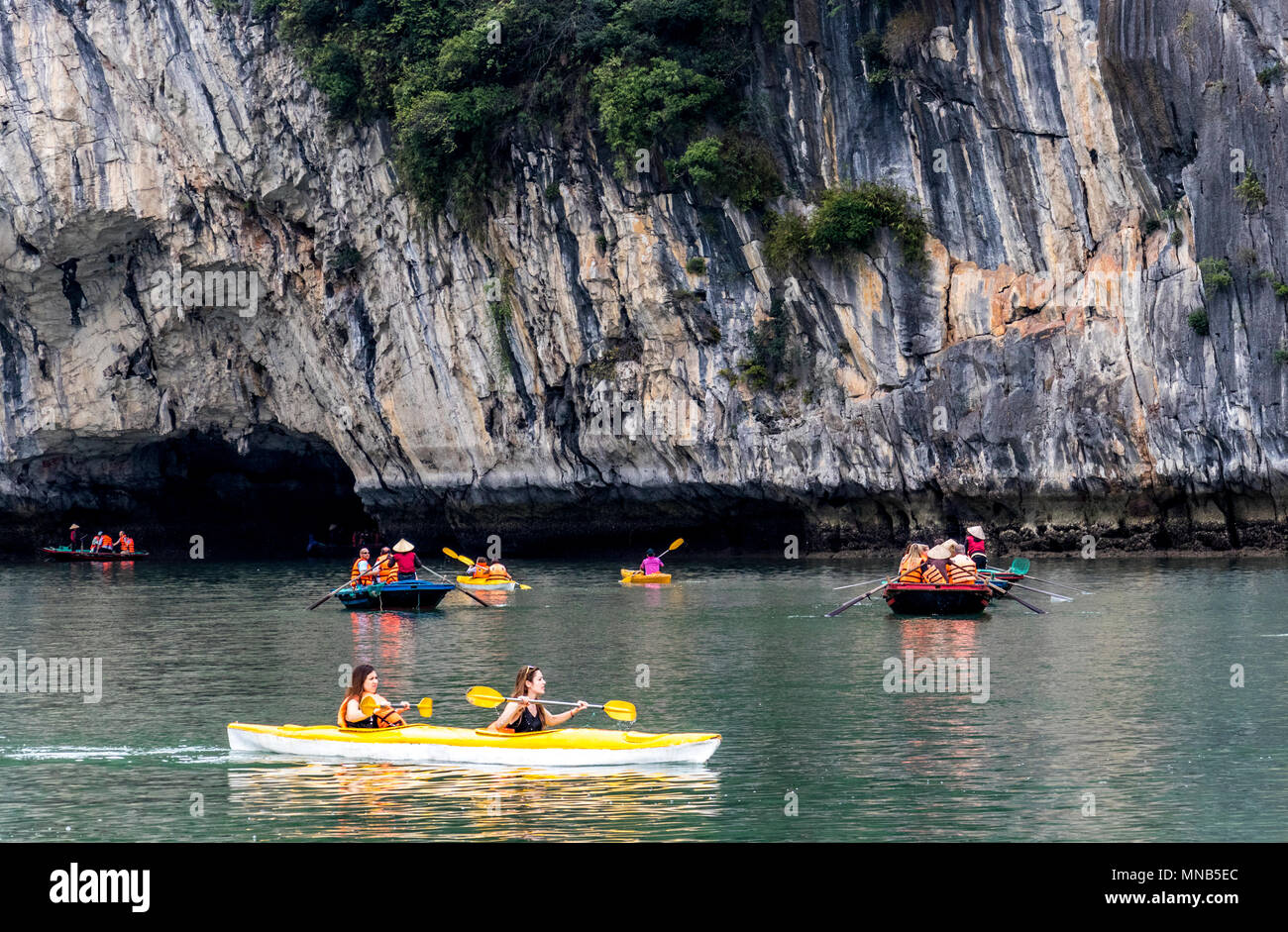 Tourist godendo di diverse attività tra cui canottaggio a Halong Bay Vietnam Foto Stock