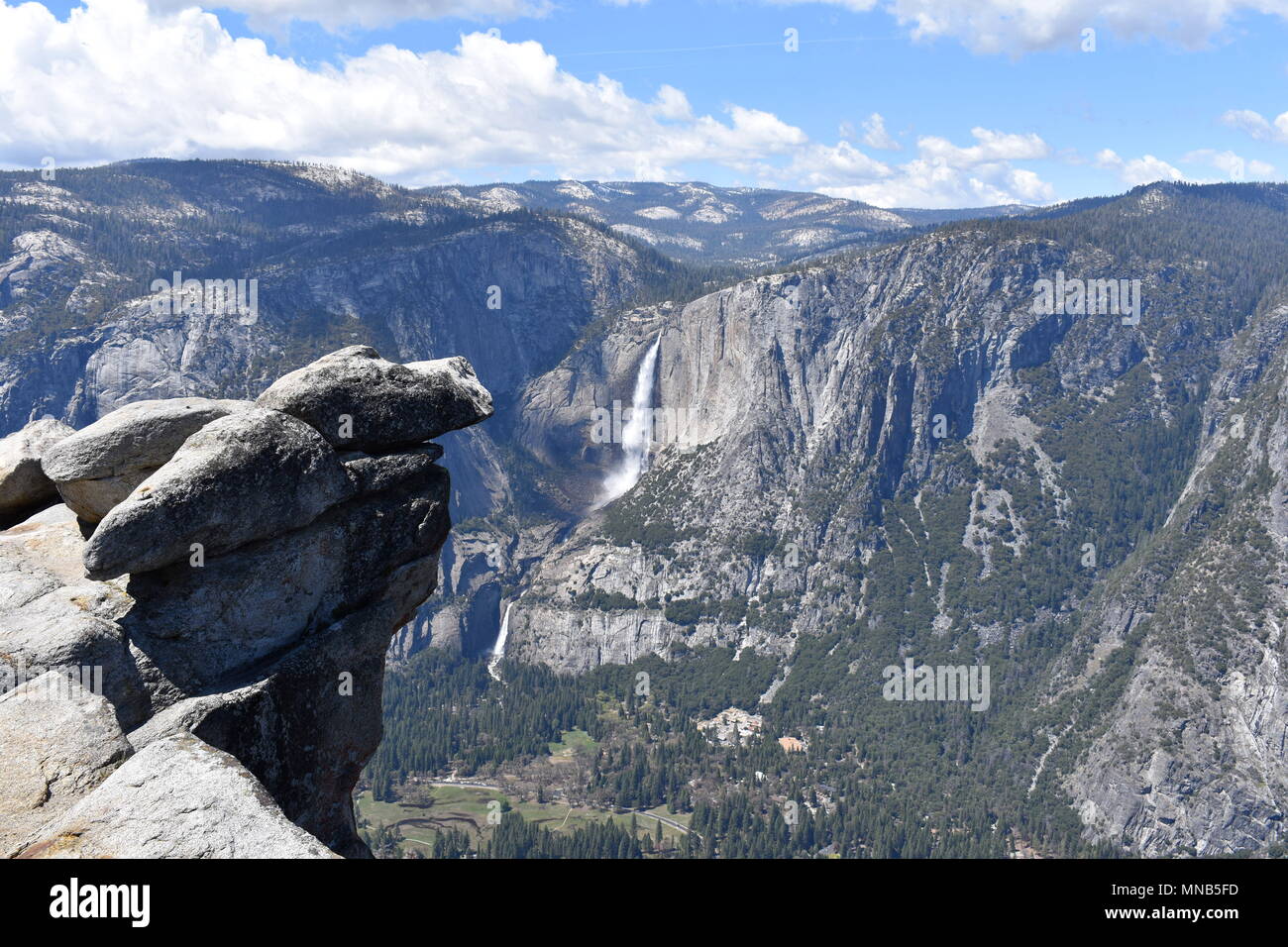 Yosemite Falls visto dal punto ghiacciaio, il Parco Nazionale Yosemite in California Foto Stock