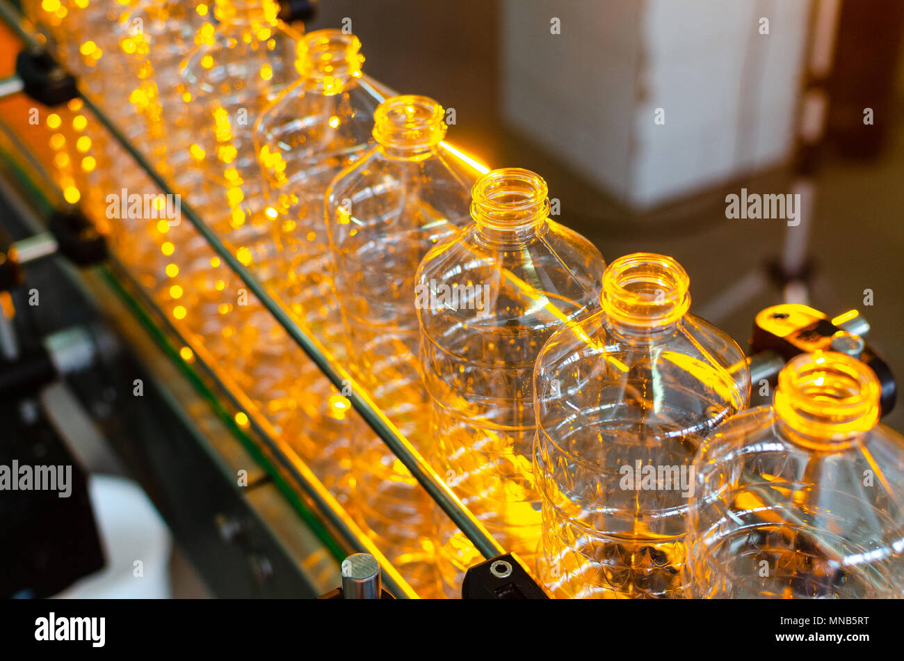 Bottiglia. La produzione industriale di plastica delle bottiglie in pet. Linea di fabbrica per la produzione di bottiglie di polietilene. Trasparente imballaggi alimentari. Foto Stock
