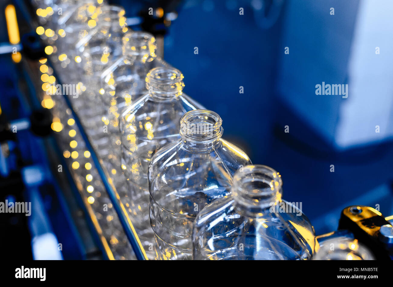 Bottiglia. La produzione industriale di plastica delle bottiglie in pet. Linea di fabbrica per la produzione di bottiglie di polietilene. Trasparente imballaggi alimentari. Foto Stock