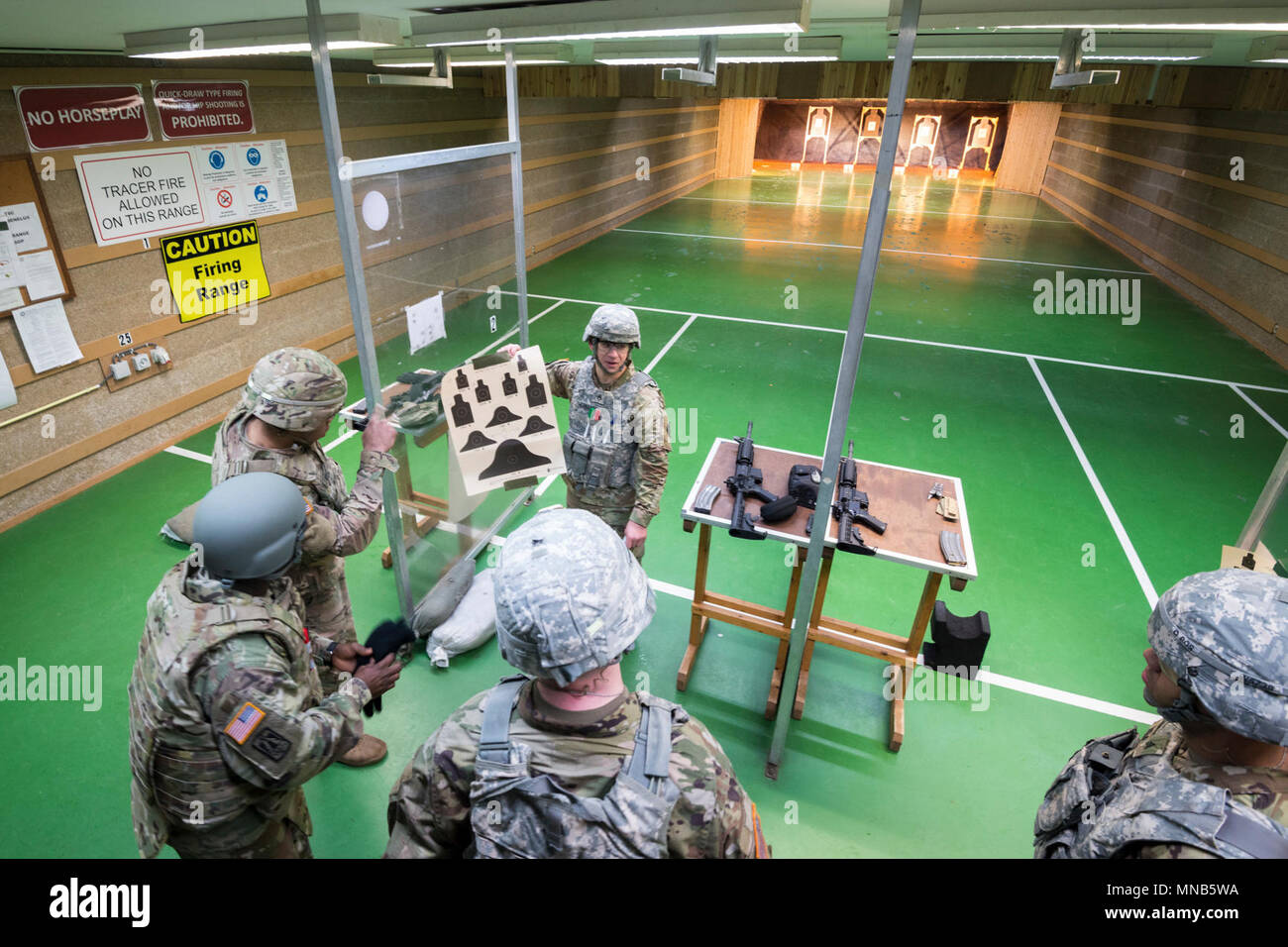 Stati Uniti Il personale dell'esercito Sgt. Alexis Hernandez, assegnato al trentanovesimo segnale strategico battaglione, 2a teatro vigili del segnale, mostra l'obiettivo usato per la M4 carbine sparando sezione dell'unità del guerriero migliore concorrenza sul Wingene Air Base, Belgio, 13 marzo 2018. (U.S. Esercito Foto Stock