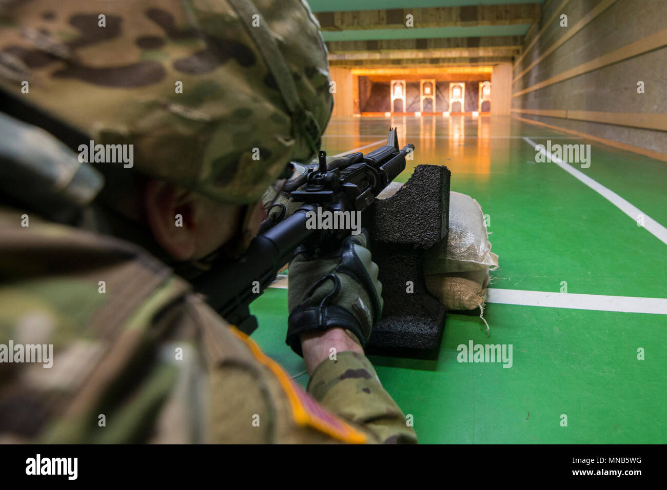 Stati Uniti Il personale dell'esercito Sgt. Jared scintille, assegnato al trentanovesimo segnale strategico battaglione, 2a teatro vigili del segnale, compete in dell'unità guerriero migliore concorrenza sul Wingene Air Base, Belgio, 13 marzo 2018. (U.S. Esercito Foto Stock