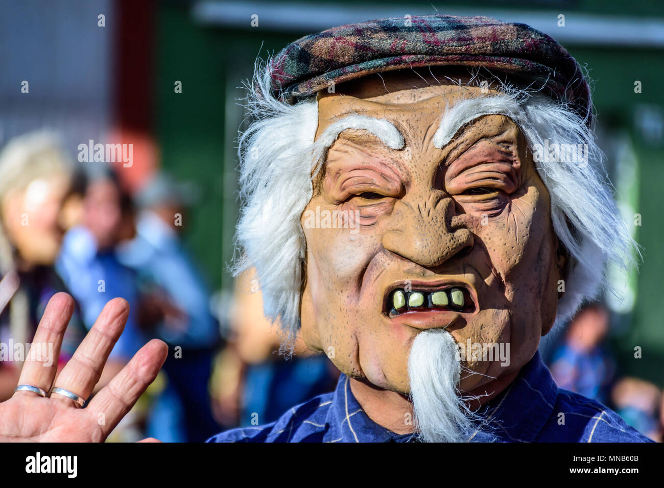 Cuidad Vieja, Guatemala - 7 Dicembre 2015: locali nella tradizionale danza folk di maschere e costumi parade & dance in strada Foto Stock