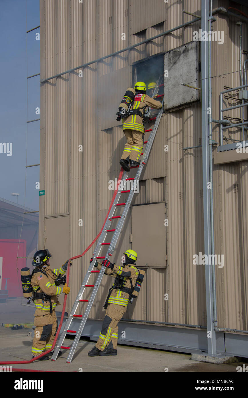 ANSBACH, Germania -- STATI UNITI Vigili del fuoco da Ansbach e di Grafenwoehr Reparti antincendio condotta vivere comune formazione antincendio al Urlas emergenza incendio training facility Marzo 15, 2018. (U.S. Esercito Foto Stock