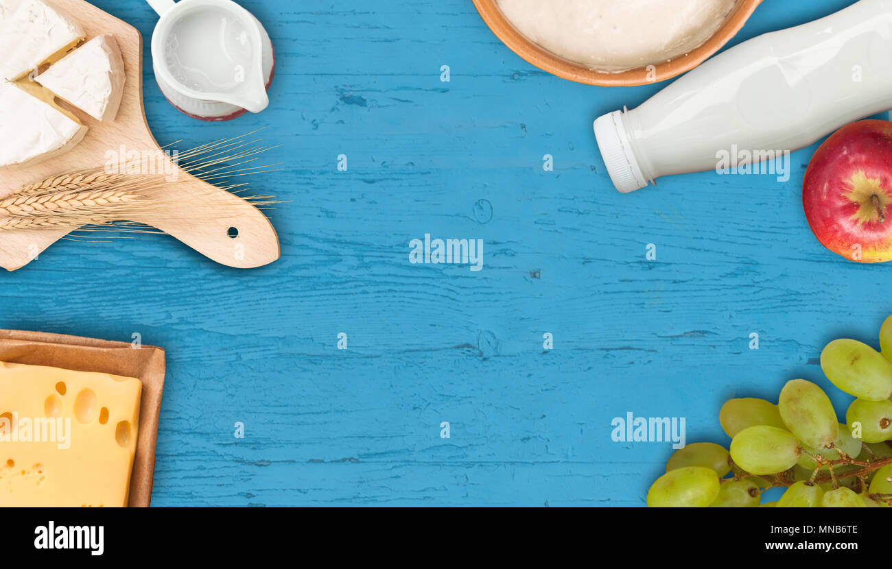 Shavuot su sfondo blu con frutta Foto Stock