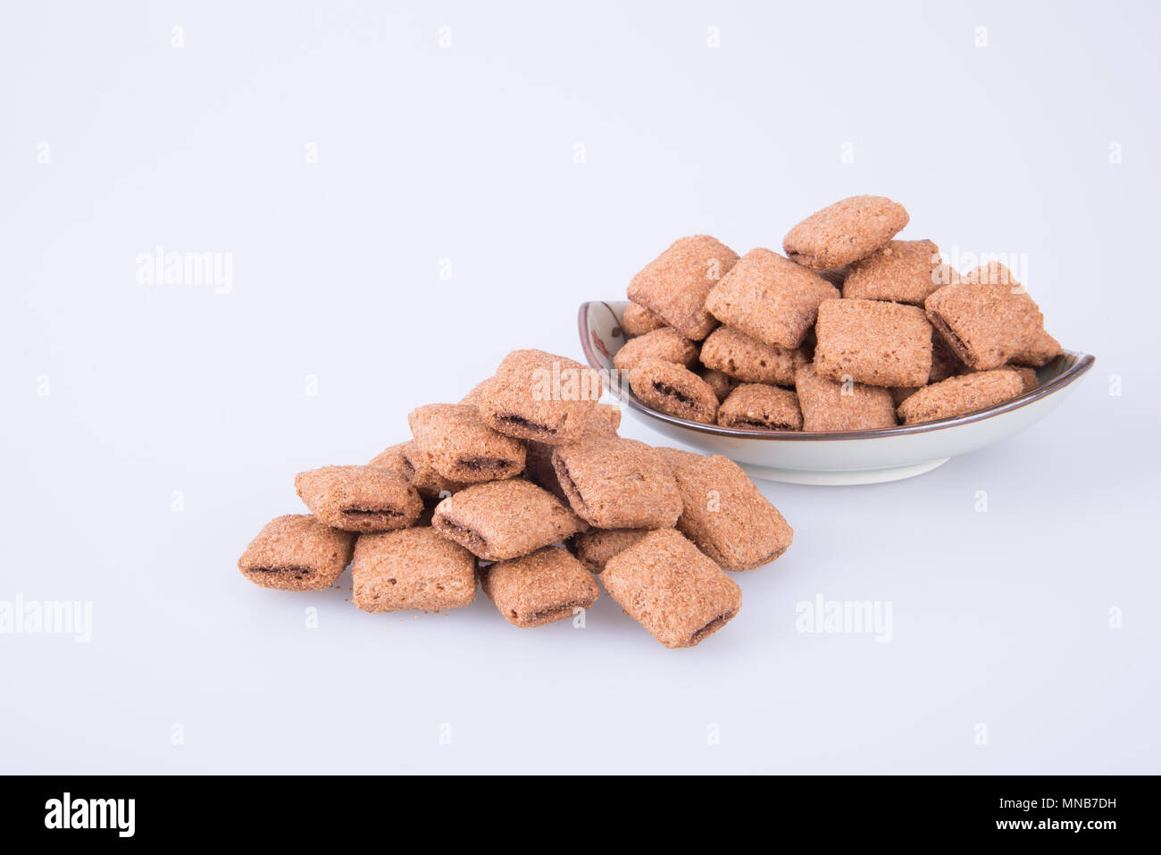 Cookie o biscotti riempito con crema di cioccolato su uno sfondo Foto Stock