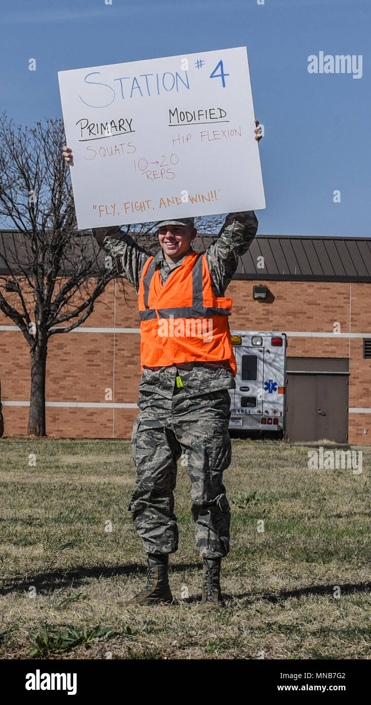 Un aviatore in formazione può contenere fino a segno a Sheppard Air Force Base in Texas, 16 marzo 2018. Sheppard AFB è noto per essere un'aria & Educazione formazione hosting Base di grandi quantità di AiTs a qualsiasi singolo dato tempo. Questo AiT aiuta l'ottantaduesima gruppo medico tenendo premuto fino a segno per i corridori per sapere che cosa gli allenamenti saranno facendo. A volte anche lavorando fuori lungo la ottantaduesima MDG partecipanti. (U.S. Air Force Foto Stock
