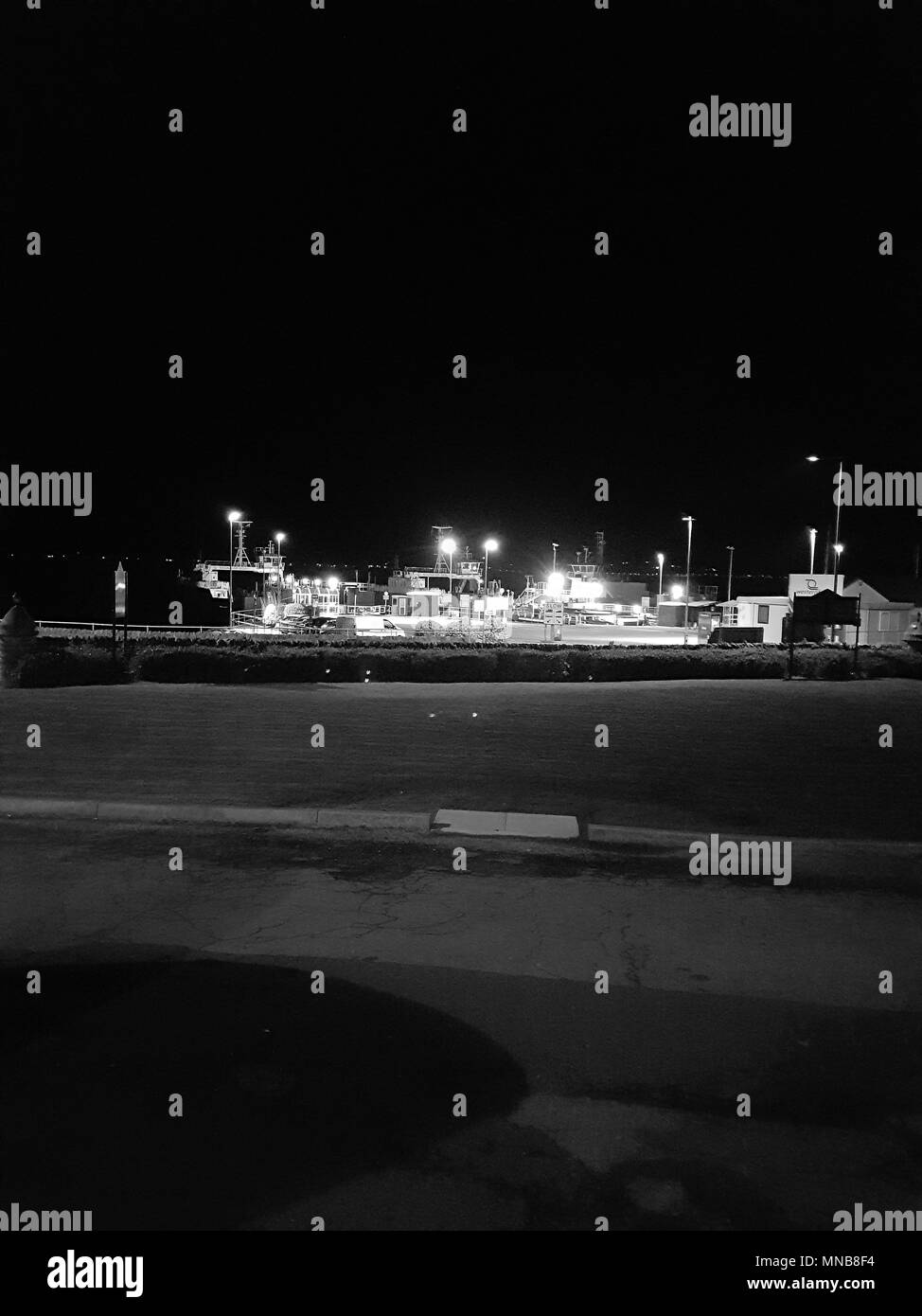 Il Ferry Pier a Dunoon Scozia UK di notte in bianco e nero Foto Stock