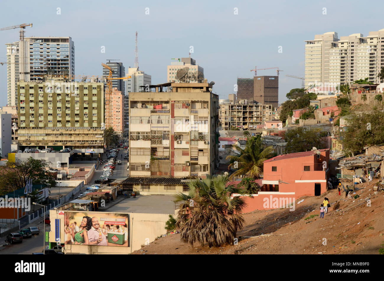 ANGOLA LUANDA, dovuta ai ricavi da olio e le esportazioni di diamanti un boom edilizio è visto everwhere e i prezzi immobiliari sono estremamente alto e moderno edificio in contrasto con la baraccopoli di capanne / ANGOLA LUANDA , durch Einnahmen aus Oel und Diamanten Exporten gibt es einen gigantischen Bauboom und Luanda rangiert als einer der teuersten Immobilienplaetze weltweit Foto Stock