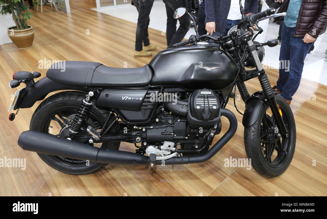ISTANBUL, Turchia - 25 febbraio 2018: Moto Guzzi V7 iii pietra sul display in Motobike Istanbul in Istanbul al centro esposizioni Foto Stock
